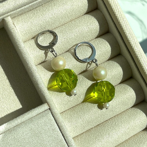 Green glass bead & glass pearl huggie hoop earrings - Picture 1 of 5